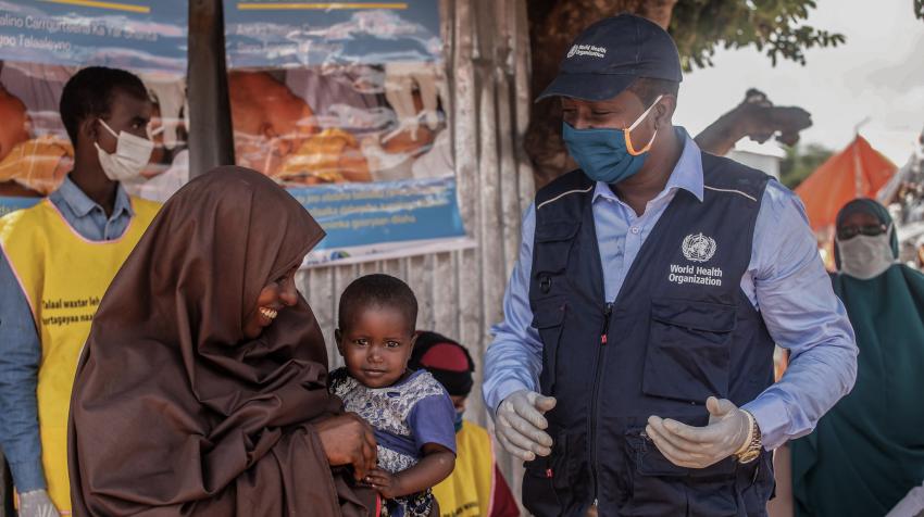 Una niña espera ser vacunada en Mogadiscio, Somalia.