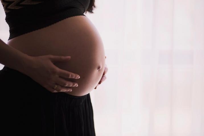 Plano lateral del vientre de una mujer embarazada