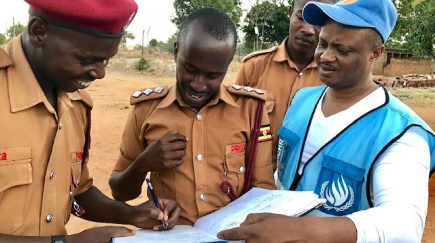 En Uganda, los oficiales de las Naciones Unidas por los derechos humanos trabajan con las autoridades locales, incluidos los Servicios Penitenciarios de Uganda y la Comisión de Derechos Humanos de Uganda.
