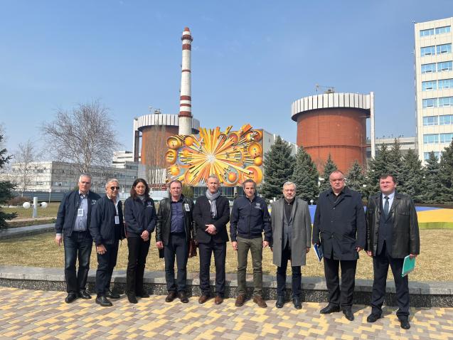 IAEA2022年3月，原子能机构总干事拉斐尔•马里亚诺•格罗西与南乌克兰核电厂的工作人员。原子能机构