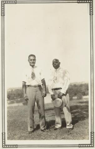 1939年9月，拉尔夫•约翰逊•邦奇（左）在圣路易斯。当时他正与贡纳尔•默达尔共同编著《美国的困境》一书。图片来自布赖恩•厄克特的拉尔夫•邦奇相关资料收藏（第364份收藏），为加州大学洛杉矶分校查尔斯•E•扬研究图书馆的图书馆特别藏书。
