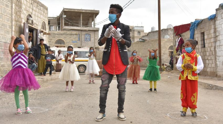 Rauf Salem, a volunteer, instructs children on the right way to wash their hands, in Sana'a, Yemen.  Photo: UNICEF/UNI341697