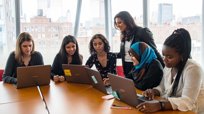 تقوم منظمة ريشما سجاني غير الربحية، المسماة (Girls Who Code)، بمهمة سد الفجوة بين الجنسين في التكنولوجيا وتغيير صورة ما يبدو عليه المبرمج ويقوم به.  ‎©Girls Who Code. 