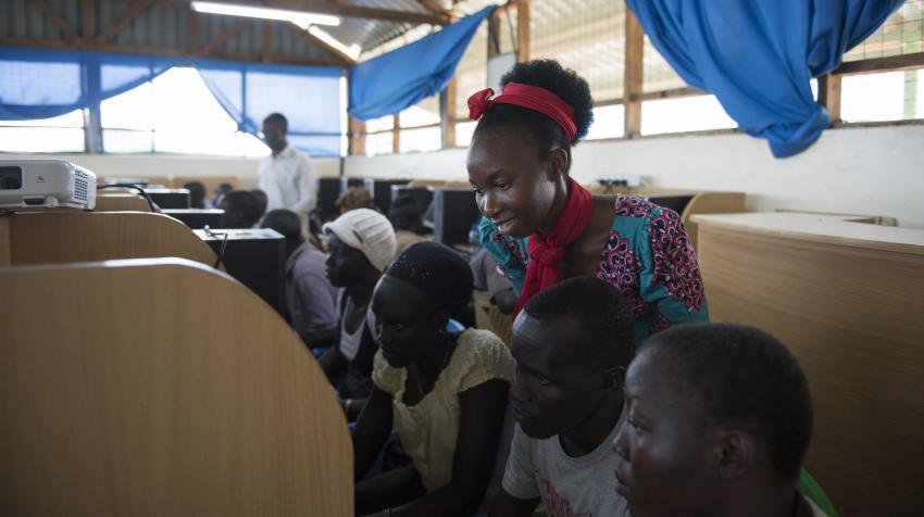 难民署与微软公司合作实施了一项倡议，向格雷斯这样的难民以及肯尼亚卡库马的收容社区成员提供数字技能。难民署/Hannah Maule-Ffinch