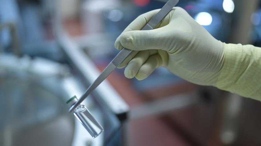  تصنيع لقاح أوكسفورد أسترا زينيكا لمرض كوفيد-19 "كوفيشيلد" في معهد الأمصال بالهند (SII).  ‎©Gavi/2020