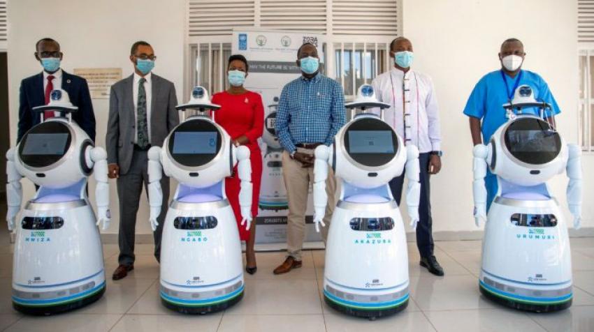 Une rangée de robots anti-épidémiques intelligents pour lutter contre la COVID-19.