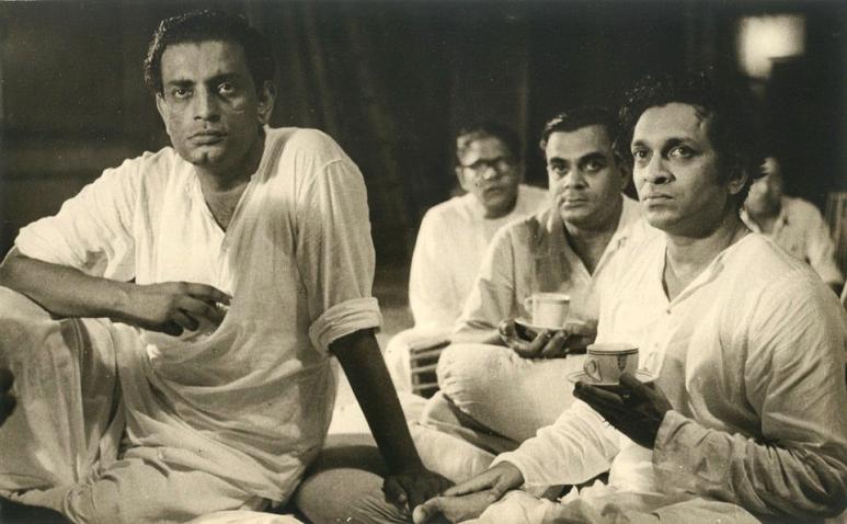 Satyajit Ray (à gauche) et Ravi Shankar discutent de la musique du film de Satyajit Ray « Pather Panchali » (1955). Wikimedia Commons
