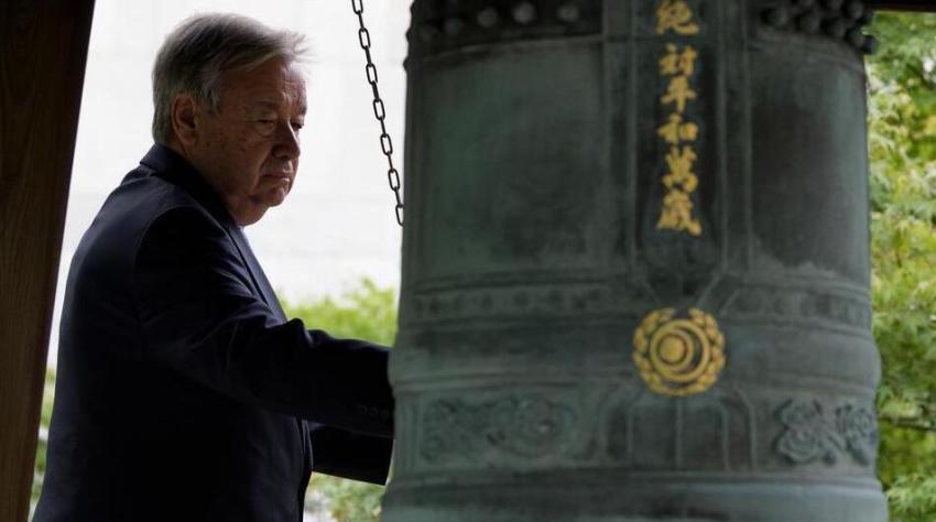 Secretary-General António Guterres rings the Peace Bell during the United Nations Peace Bell Ceremony on the occasion of the 40th Anniversary of the International Day of Peace.