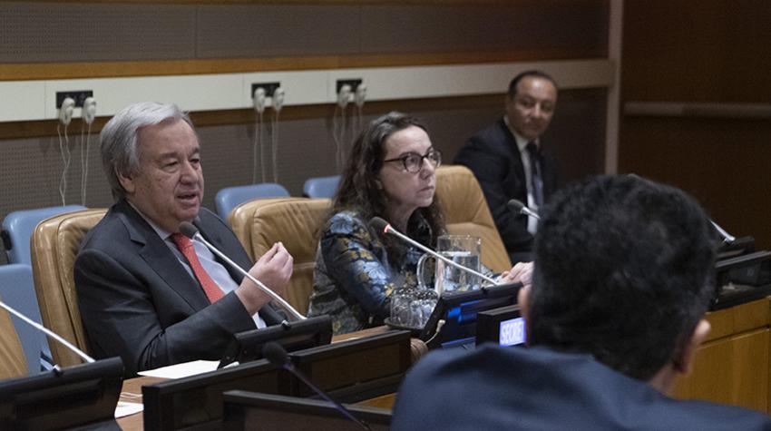 Antonio Guterres sentado ante un micrófono hablando en una reunión.