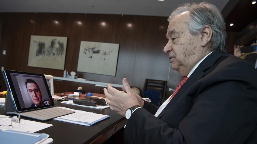 Le Secrétaire général de l'ONU, António Guterres, en conversation en ligne avec un ancien réfugié syrien, le cardiologue Docteur Heval Kelli.