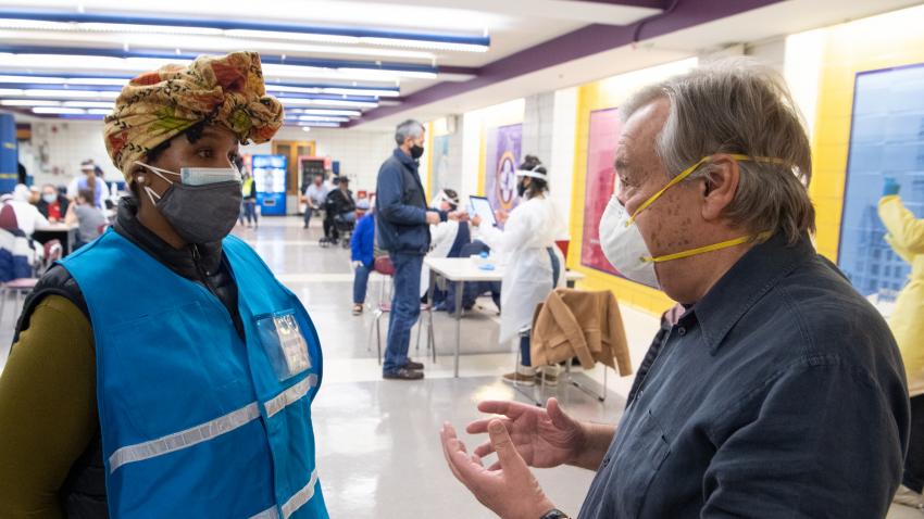 António Guterres (à droite) discute avec une femme.