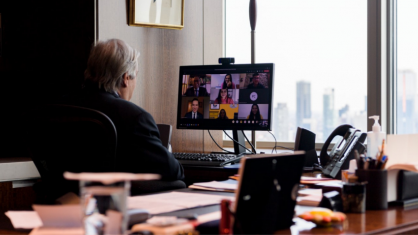 Le Secrétaire général António Guterres participe depuis son bureau à une réunion virtuelle avec le Groupe consultatif des jeunes sur le changement climatique.
