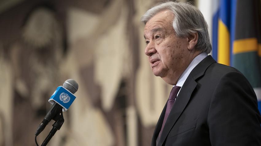 Primer plano del Secretario General António Guterres ante un micrófono