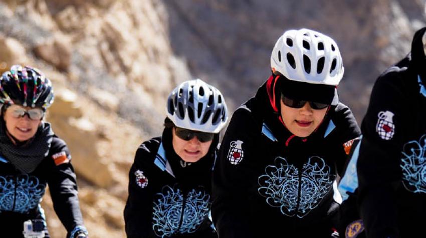 Shannon Galpin dirige un camp d’entraînement avec des membres de l’Équipe nationale afghane du cyclisme féminin à Bamiyan, en Afghanistan. © Deni Bechard ​​​​​​​