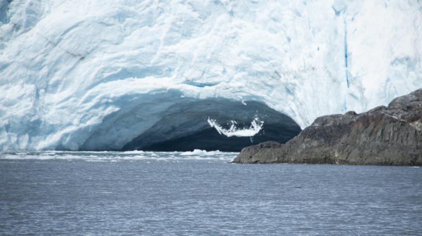 在2019年异常温暖的夏季，一大块冰从阿拉斯加峡湾冰川上坠落。Shumaila Bhatti