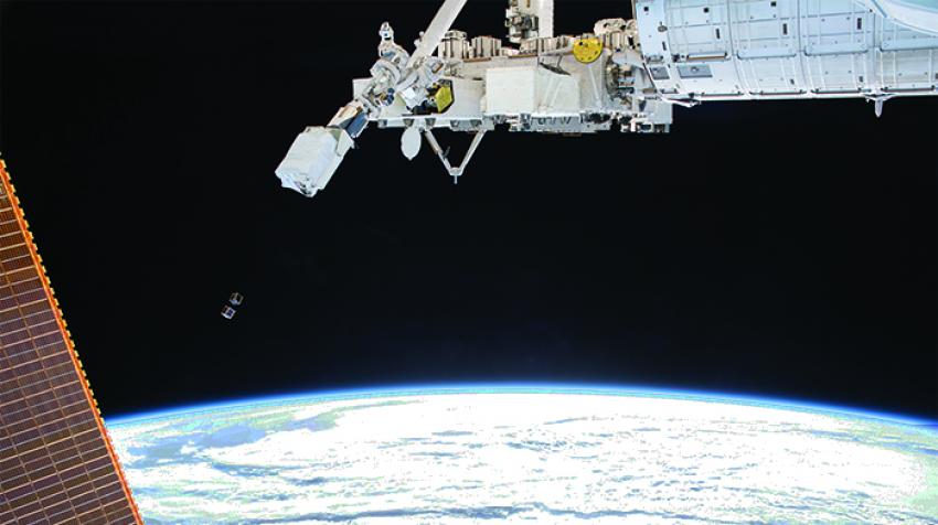 Le déploiement réussi du satellite kényan 1KUNS-PF, sélectionné pour la première phase de kiboCUBE à partir du module expérimental Kibo de l'ISS en mai 2018. ©JAXA