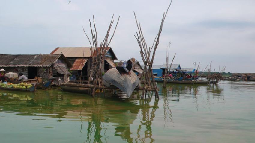 Aldea flotante en el lago Tonle Sap, Camboya. Más de un millón de personas viven en la ampliación de la zona de Tonle Sap, lo que hace que vivan principalmente de las pesquerías lacustres. © Vladimir Smakhtin