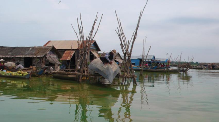 Плавучая деревня на озере Тонлесап в Камбодже. В окрестностях озера проживает свыше 1 миллиона человек; люди здесь преимущественно живут за счет промысла рыбы. © Владимир Смахтин