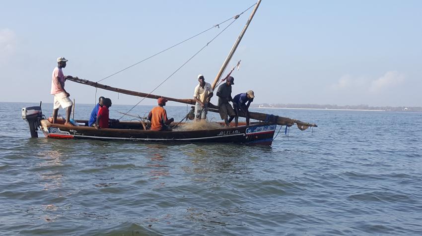 Un pequeño barco pesquero frente a la costa de Malindi, en Kenya. © Nina Wambiji