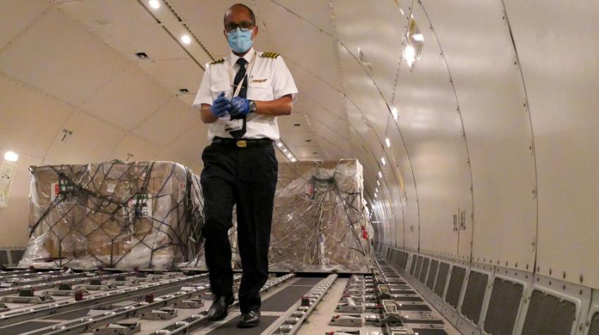 Une cargaison de matériel médical dans un avion, destinée aux pays africains luttant contre la pandémie de coronavirus, Addis-Abeba, Éthiopie. 