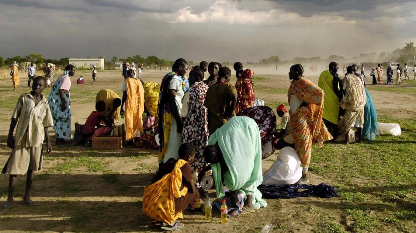 بعد فرارهم من القتال العنيف بين القوات المسلحة السودانية والجيش الشعبي لتحرير السودان (SPLA)، يتلقى الآلاف من المشردين داخلياً حصصاً من المساعدات الغذائية الطارئة التي يوزعها برنامج الأغذية العالمي. أجوك، السودان. 