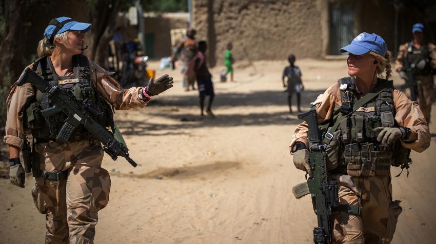 Deux casques bleus de la MINUSMA en patrouille dans le nord du Mali.