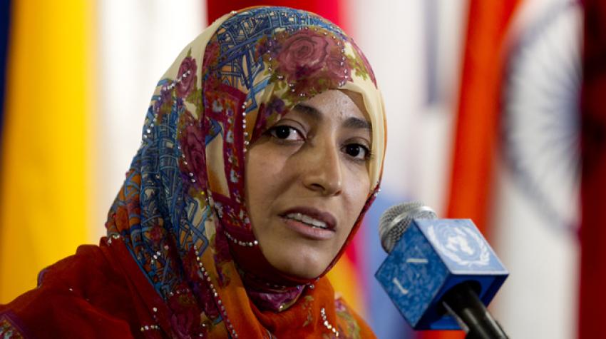 Tawakkol Karman, galardonada con el Premio Nobel, habla ante la prensa después de la intervención del Consejo de Seguridad en el Yemen, junio de 2012. © Fotografía de las Naciones Unidas/Eskinder Debebe