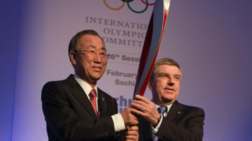 Lors de la 126e session du CIO à Sotchi (Fédération de Russie), le 6 février 2014, le Président du Comité olympique internationale (CIO) transmet la flamme olympique au Secrétaire général des Nations Unies Ban Ki-moon. © David Burnett