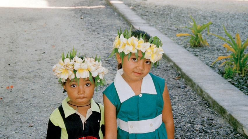 Deux enfants de l'archipel polynésien des Tokelau.