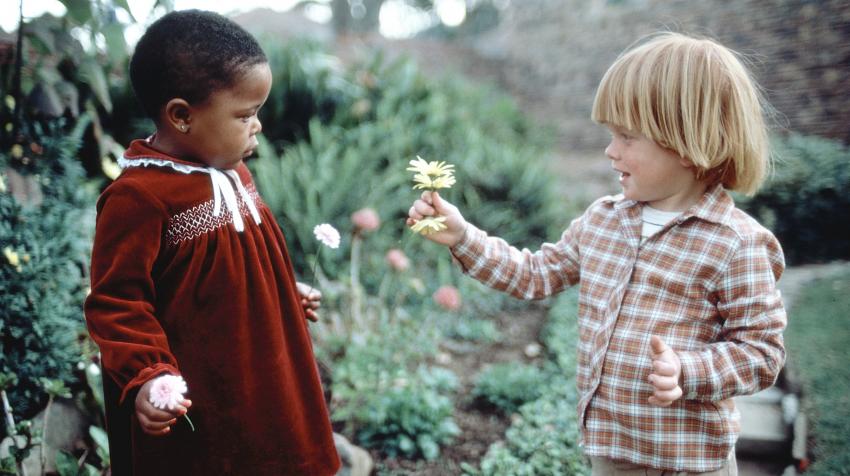 During apartheid in South Africa, when black people were denied their basic human and political rights, two youngsters of different races forge a connection in Cape Town. 