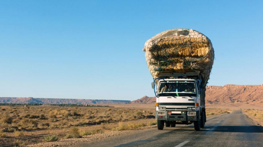 Un camion de transport sur une route deserte.