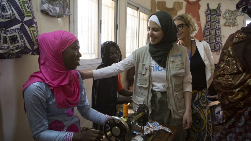 Le 21 août 2019, Muzoon Almellehan, l’Ambassadrice de bonne volonté de l’UNICEF, parle avec une jeune fille dans un centre d’accueil destiné aux survivants d’actes de violence sexuelle et sexiste à Bamako, au Mali.