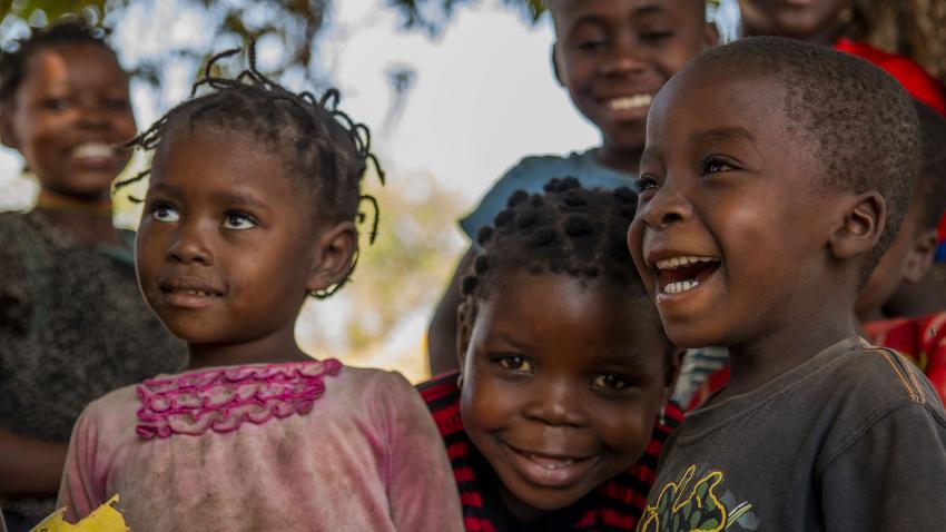 Gros plan sur un groupe d'enfants souriants.