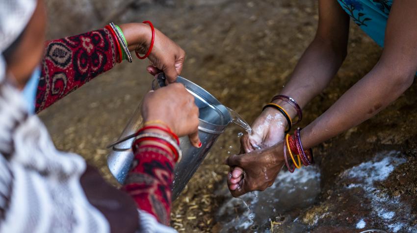 一位经认可的社会保健活动者沙维塔•黛维在印度北方邦奇特拉科奥特的Ahiran Purwa Barkat进行新生儿的家庭护理期间，向马姆塔展示洗手方法。摄于印度，2020年11月24日。儿基会/Prashanth Vishwanathan