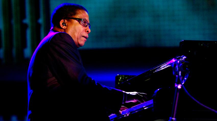 Herbie Hancock, Embajador de Buena Voluntad de la Organización de las Naciones Unidas para la Educación, la Ciencia y la Cultura (UNESCO), actúa en el concierto inaugural del Día Internacional del Jazz en la sede de la ONU. 30 de abril de 201. Foto ONU/J