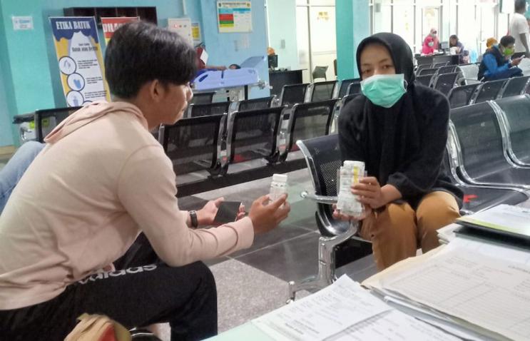 一名艾滋病患者在印度尼西亚西努沙登加拉的一家医院接受抗逆转录病毒疗法。