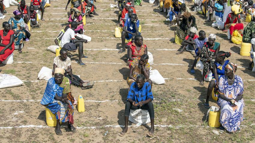 Des réfugiés pratiquent la distanciation physique en attendant une distribution de nourriture dans un camp au Kenya. 