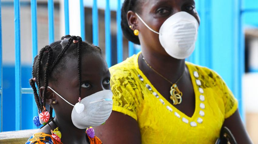 Une mère et sa fille porte un masque de protection dans un centre de santé.