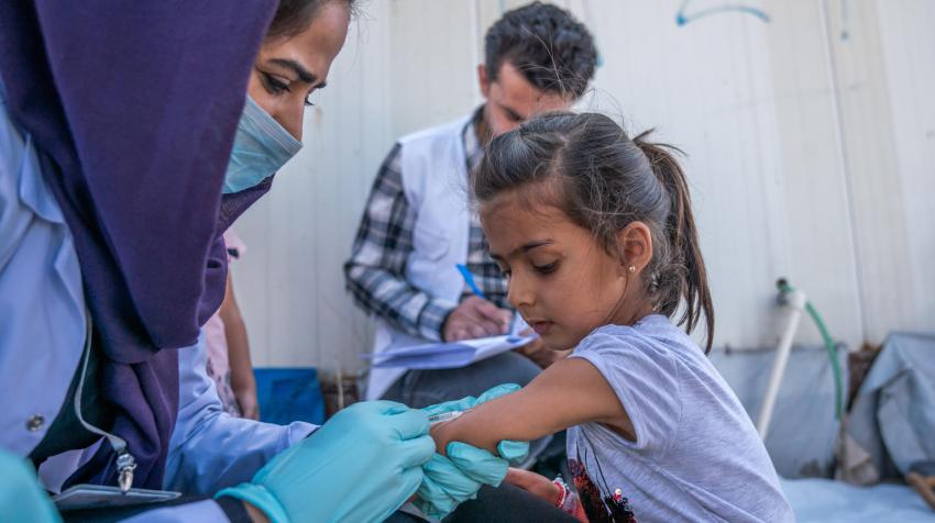 儿基会资助的疫苗接种团队在过境处和难民营为所有15岁以下的儿童接种脊髓灰质炎和麻疹疫苗。摄于伊拉克，2019年。