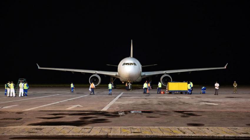 Un avion lsur le tarmac a Kinshasa, en RDC, apporte des fournitures medicales fournies par l'UNICEF.