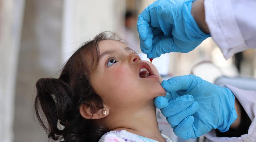 Menessah, 2, is vaccinated at the UNICEF-supported mobile vaccine point in Helwaneyeh neighbourhood of east Aleppo. Photo: UNICEF/Syria/2019/Al-Issa