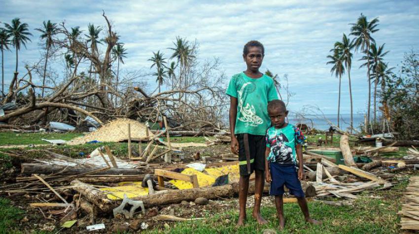 Deux enfants devant leur maison detruite par un ouragan au Vanuatu.