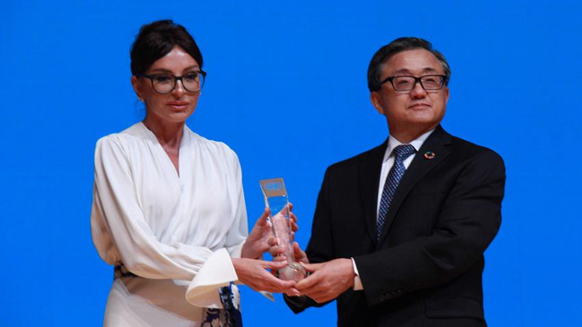 UN DESA Under-Secretary-General Liu Zhenmin presents the UN Public Service Awards