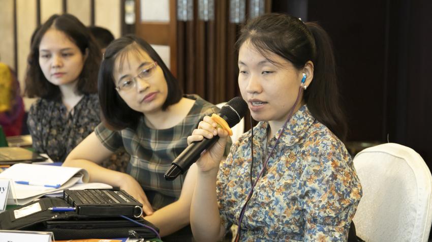 Хыонг Дао Тху координирует работу, направленную на защиту прав инвалидов - добровольцев ООН  в ПРООН во Вьетнаме. Она высказывает свою точку зрения во время ориентации, представляя основанный на правах человека подход к реализации Программы. ©UNV, 2019