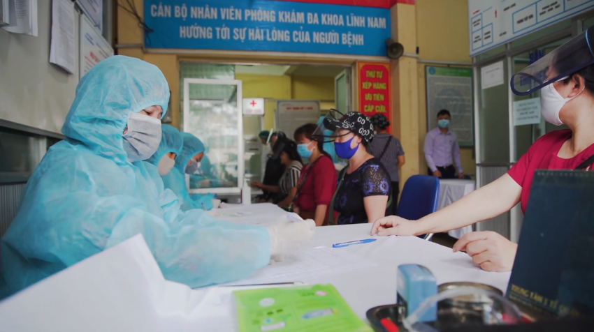 Жители регистрируются на экспресс-тестирование на COVID-19 в Ханое, Вьетнам. 18 апреля 2020 года. Фото: Чуен Хинь Фап Люат / Викисклад