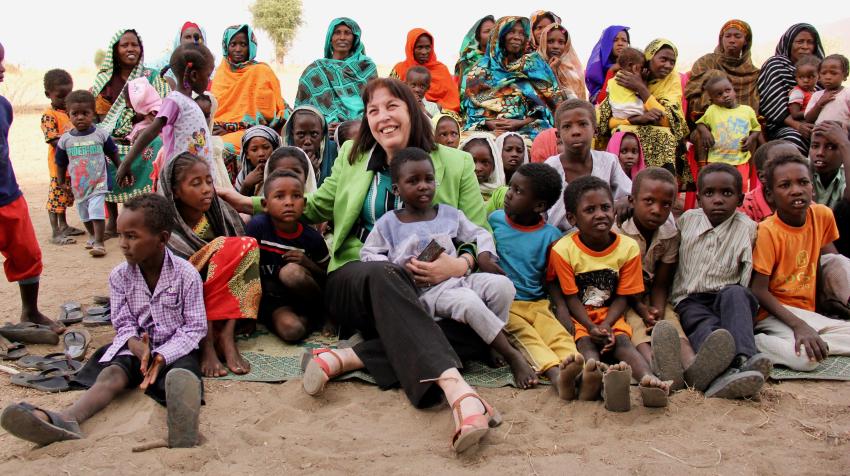 Вирхиния Гамба, четвертый Специальный представитель Генерального секретаря по вопросу о детях и вооруженных конфликтах, вместе с детьми во время поездки в Южный Кордофан, Судан, 2018 год. Фото: Фабьен Вине