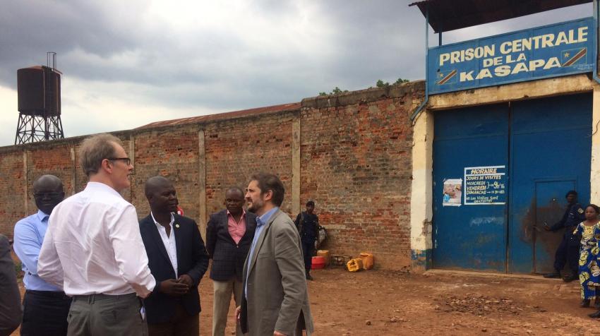 Au cours d’une mission dans le pays en 2016, le Sous-Secrétaire général Andrew Gilmour visite la prison centrale à Kasaba, près de Lubumbashi, à l’est de la République démocratique du Congo.