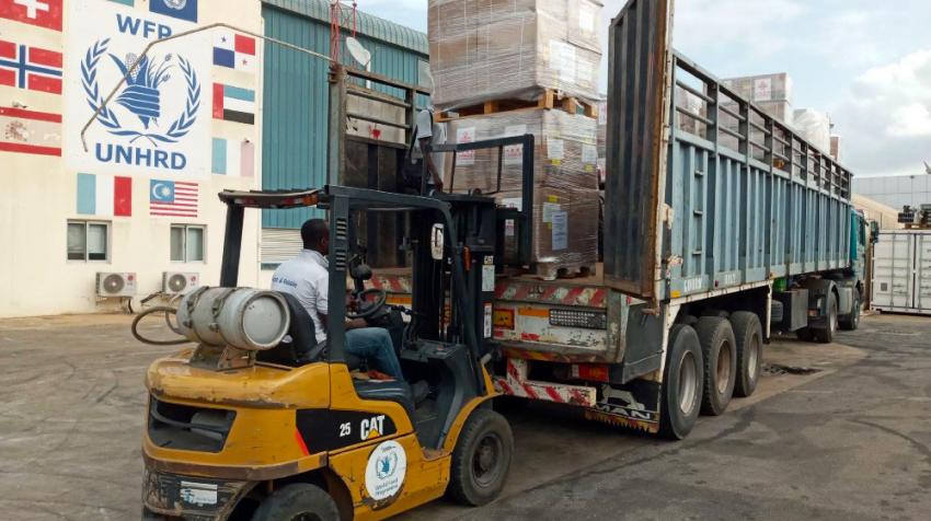 Un monte-charge achemine des cartons pres d'un entrepot du PAM.