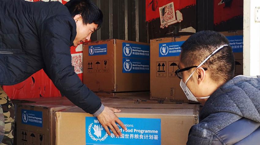 Du matériel médical fourni par le Programme alimentaire mondial (PAM) arrive à Pékin, en Chine. 