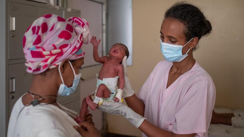 تقدم يشيهارغ نيغا الرعاية عن طريق ملامسة الجلد بين الأم لطفلها الخديج في مستشفى (Felege Hiwot) في بحر دار بإثيوبيا، 25 آذار/ مارس 2021. حقوق الصورة:  WHO/Blink Media - Hilina Abebe